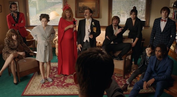 Los protagonistas de 'Benvinguts a la família' recibiendo nuevas identidades