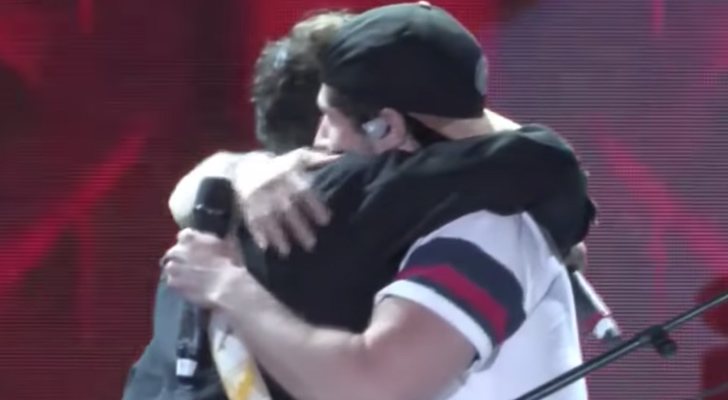 Alfred y Miki se abrazan en la Welcome PreParty 2019