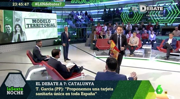 Teodoro García Egea el entrega una bandera de España a Gabriel Rufián en 'laSexta Noche'