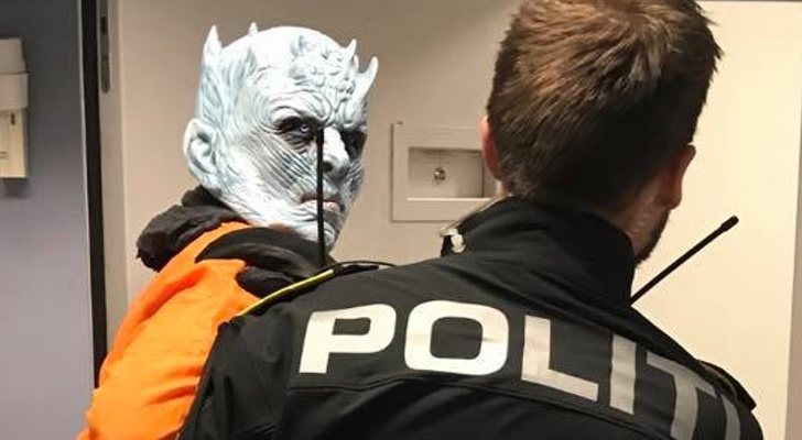 El Rey de la Noche siendo detenido por un policía de Trondheim