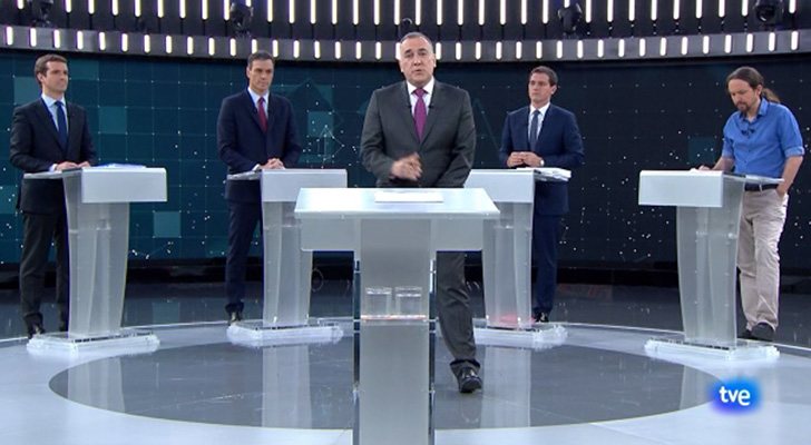 Xavier Fortes y los líderes de PP, PSOE, Ciudadanos y Unidas Podemos en el debate de RTVE