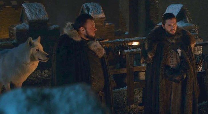 Jon y Sam charlan bajo la atenta mirada de Fantasma en el 8x02 de 'Juego de Tronos'