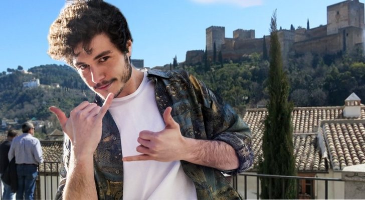 Miki sobre unas vistas de Granada