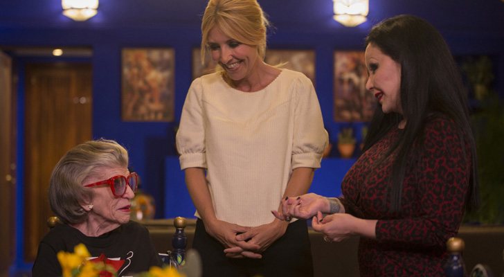 Cayetana Guillén Cuervo acompaña a Alaska y a su madre, América, en 'Cena con mamá'