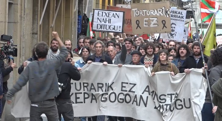 La figuración de 'Patria' recrea una manifestación a favor de ETA