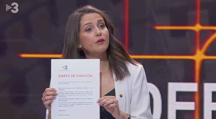 Inés Arrimadas con la carta de dimisión hecha para Sanchis