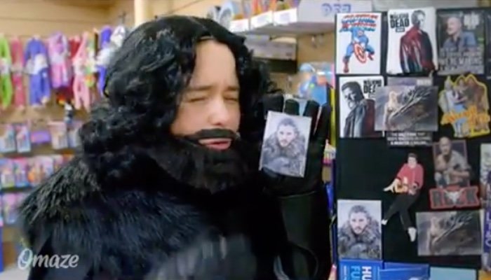 Emilia Clarke se pone en la piel de Jon Snow por una buena causa