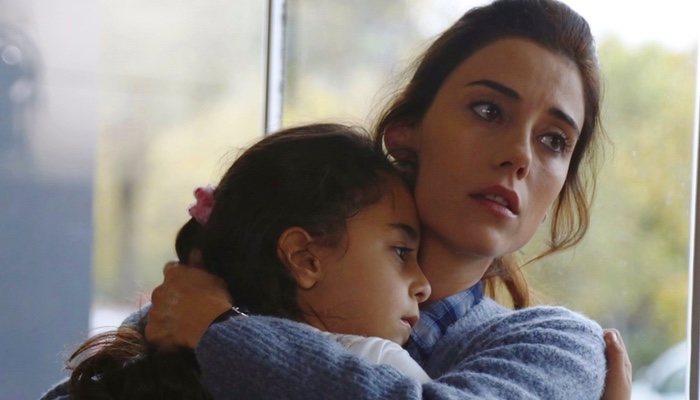 Cansu Dere es la protagonista de Madre, en Nova