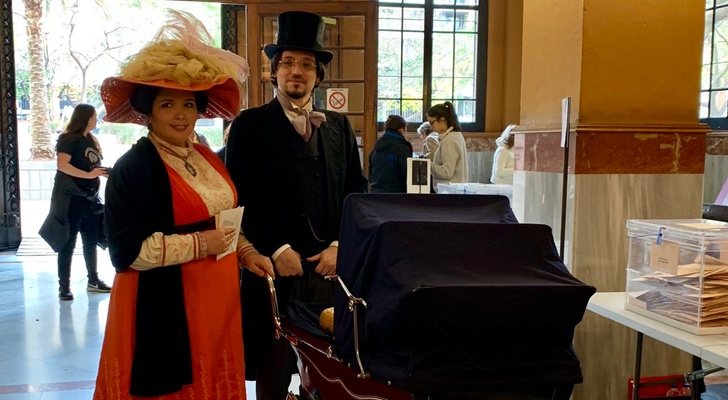 La pareja de Barcelona que fue a votar al estilo de 'El Ministerio del Tiempo'