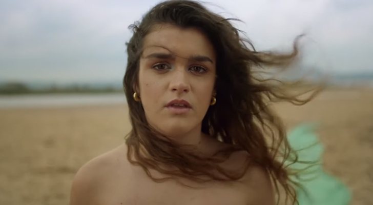 Amaia Romero en el videoclip de "El relámpago", su primer single