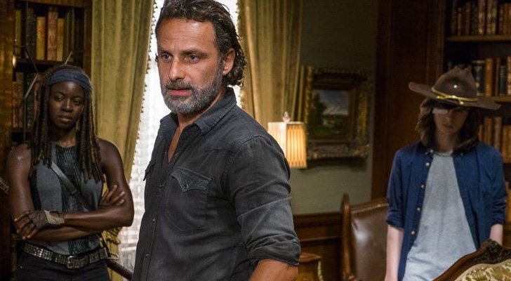 Andrew Lincoln como Rick, rodeado de Danai Gurira y Chandler Riggs como Michonne y Carl