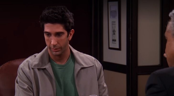 El abogado de Ross le saca la lengua en 'Friends'
