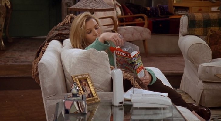 Phoebe junto al teléfono en 'Friends'