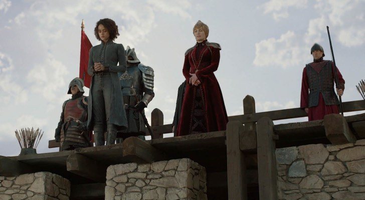 Cersei escucha desde lo alto las ofertas de paz de Tyrion