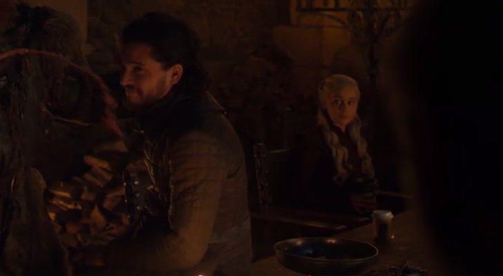 Emilia Clarke como Daenerys Targaryen mira a Jon Nieve con su café delante