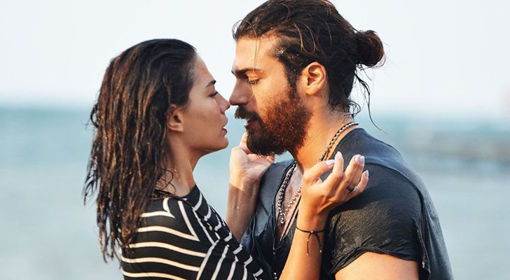 Demet Özdemir y Can Yaman, actores protagonistas de 'Erkenci Kus (Pájaro soñador)'