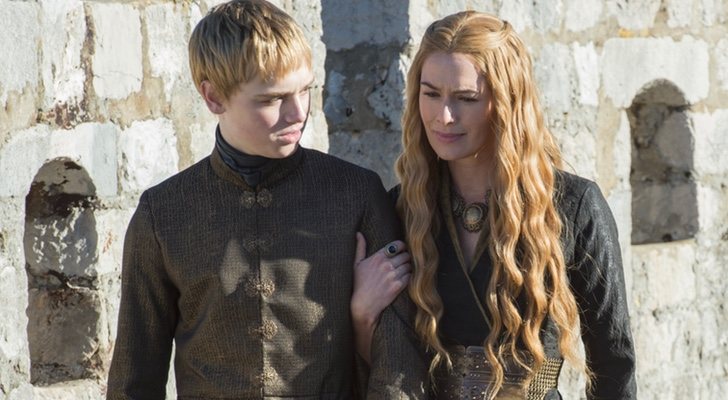Cersei Lannister junto a Tommen en 'Juego de Tronos'