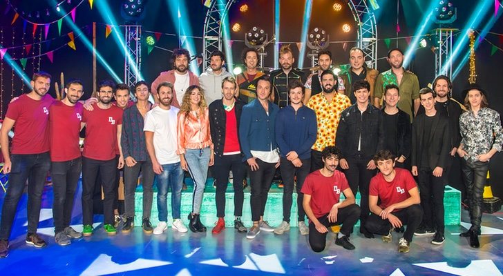Miki Nuñez junto con los artistas invitados en el plató de 'Miki y amigos'