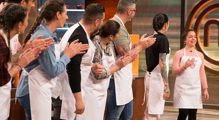 Los concursantes de 'MasterChef 7' reciben a Samira entre aplausos