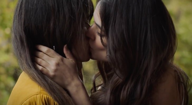 Vanesa Martín sorprende con un apasionado beso con Adriana Ugarte en el  videoclip de 