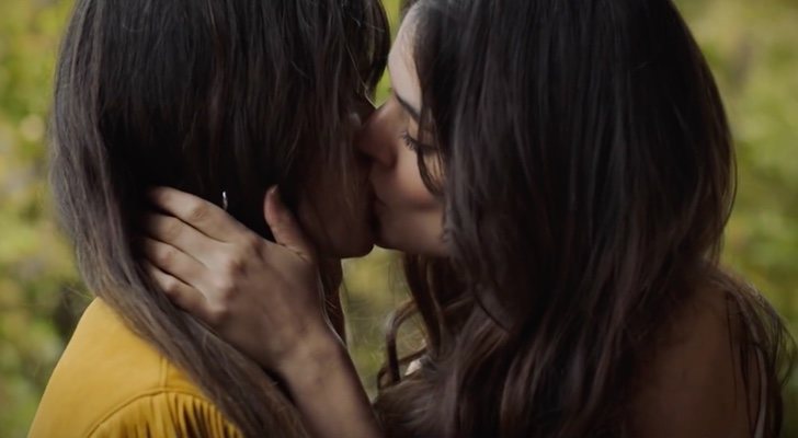 Vanesa Martín y Adriana Ugarte en el videoclip "De tus ojos"