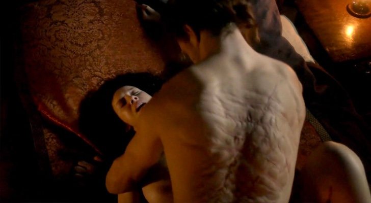 Jamie y Claire en una escena de 'Outlander'