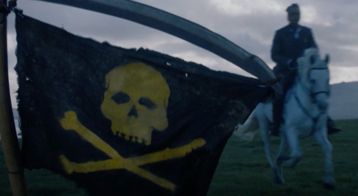 La bandera pirata ondea al viento