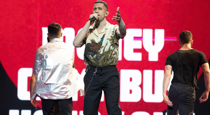 Mahmood interpretando "Soldi"