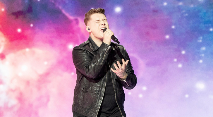 Michael Rice interpretando "Bigger than us"