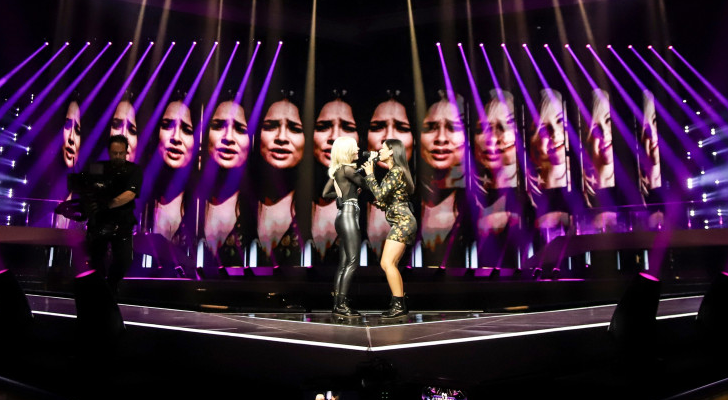 S!sters interpretando "Sister"