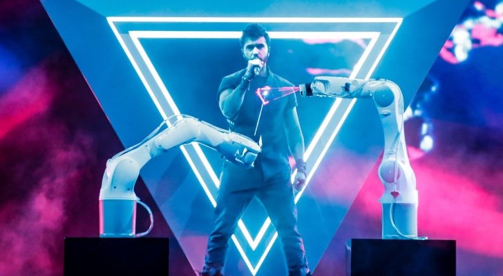 Chingiz cantando "Truth" en Eurovisión 2019