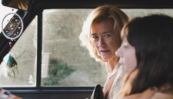Mercedes (Ana Duato) huye junto a su nueva amiga Fabiola (María Botto)