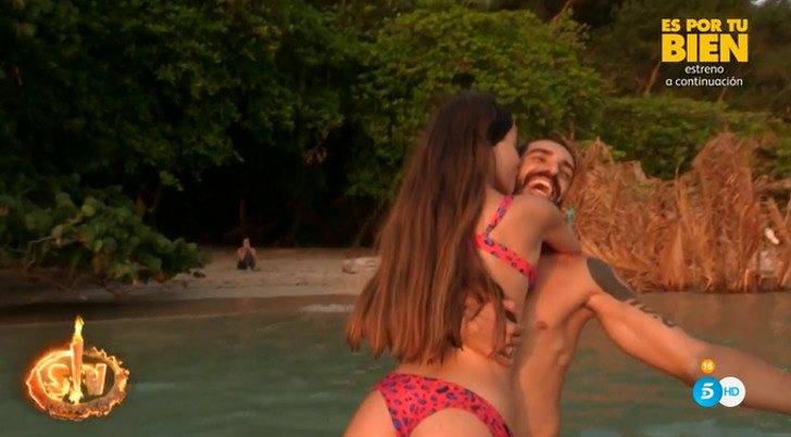 Violeta y Fabio se abrazan tras el regreso de la concursante