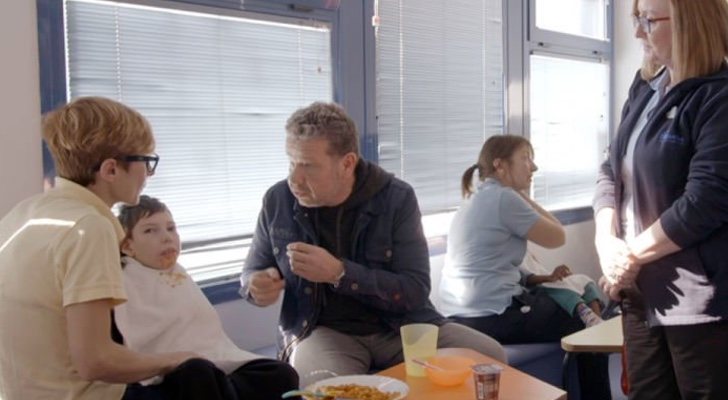 Alberto Chicote visitando un colegio en '¿Te lo vas a comer?'n