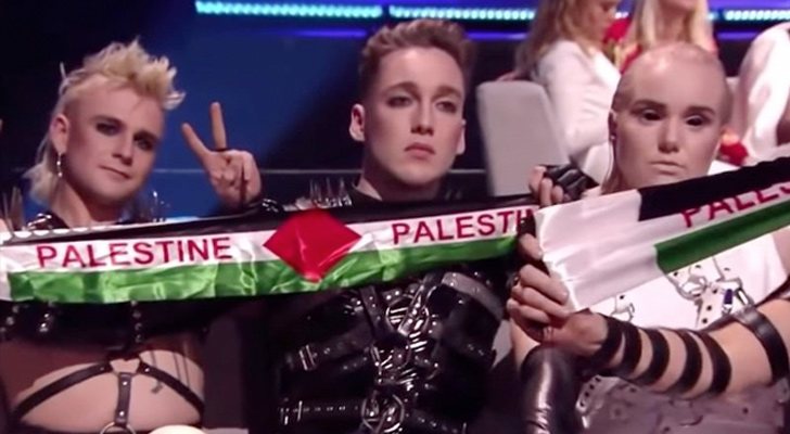 Hatari mostrando dos banderas de Palestina