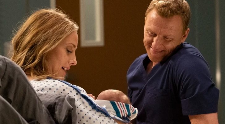 Teddy y Owen junto a su bebé en &#39;Anatomía de Grey&#39;