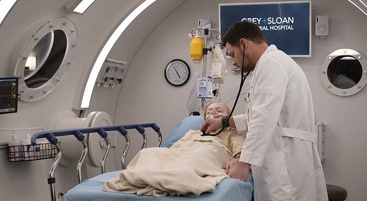 Karev atendiendo a Gus en 'Anatomía de Grey'