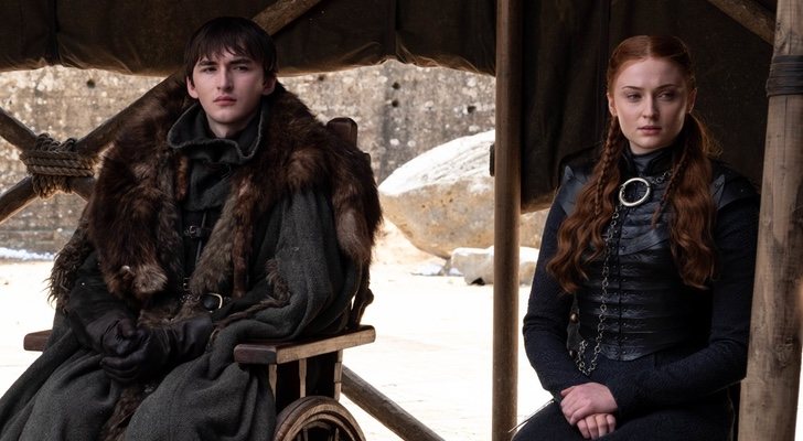 Isaac Hempstead-Wright y Sophie Turner como Bran y Sansa en el último capítulo de 'Juego de Tronos'