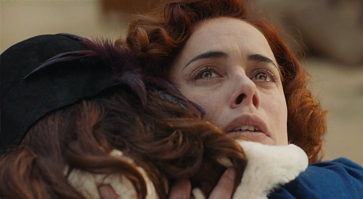 Teresa abraza a Manuela en el 2x01 de 'La Otra Mirada'