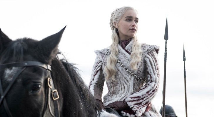 Emilia Clarke como Daenerys Targaryen, monta a caballo en 'Juego de Tronos'