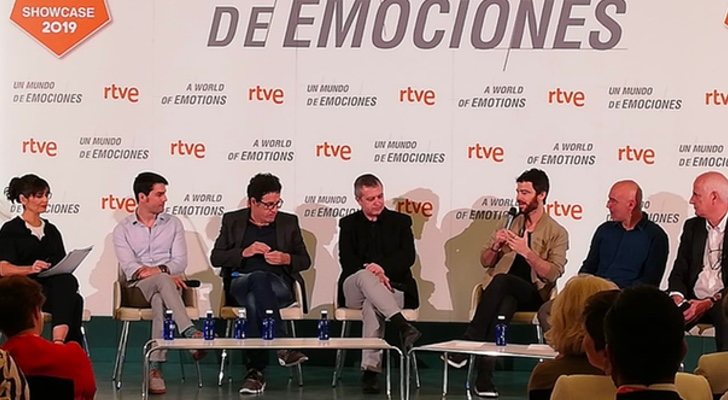Alejo Sauras, Daniel Écija y Alejo Sauras, entre el quipo de TVE y 'Estoy vivo'