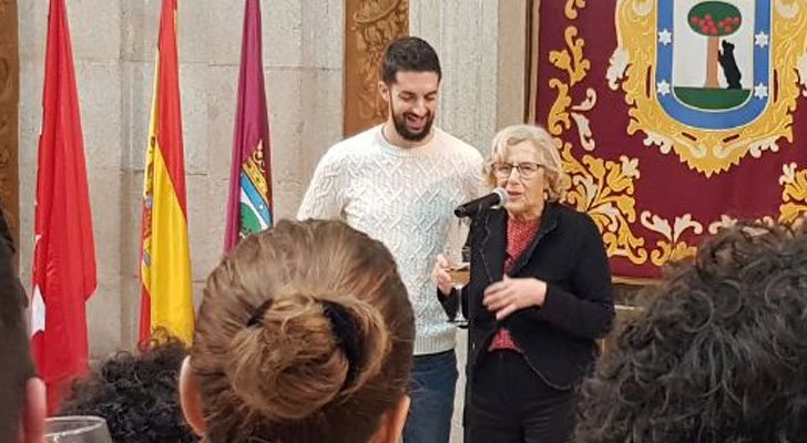 David Broncano y Manuela Carmena en la copa de Navidad ante la prensa del ayuntamiento de Madrid en 2018