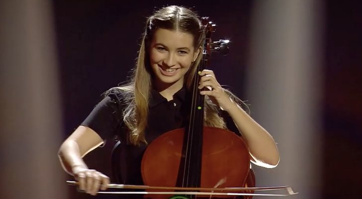 Carlota Boza sorprendió con su violonchelo en 'Adivina qué hago esta noche'