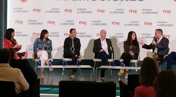 Andrea Duro, junto a responsables de TVE y de la serie 'Promesas de arena'