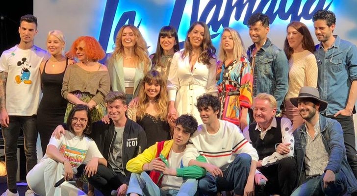 Parte del elenco de "La llamada" junto a Los Javis