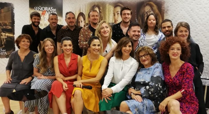 El reparto de 'Señoras del (h)AMPA' junto a sus creadores