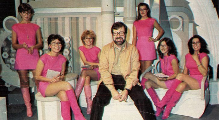 Chicho Ibáñez Serrador al frente de varias azafatas de &#39;Un, dos, tres... responda otra vez&#39;