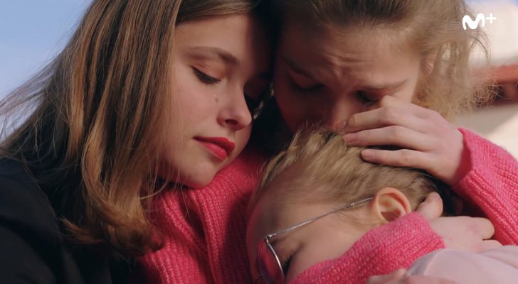 Nora, Viri y Cris se abrazan en el episodio final de la segunda temporada de 'Skam España'