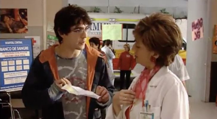 Juanra Bonet con Teresa, la recepcionista cotilla de 'Hospital Central'