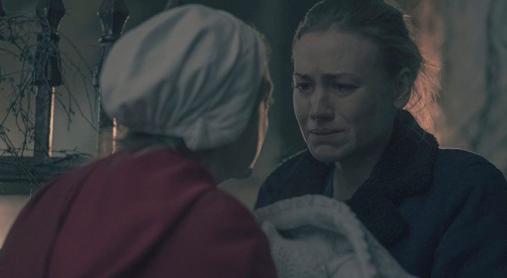 Serena se despide del bebé en la recta final de la segunda temporada de 'The Handmaid's Tale'